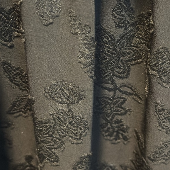 Loft Women’s Floral Smocked Neck Shell Sleeveless Mock Neck Black Size Large - Picture 4 of 7